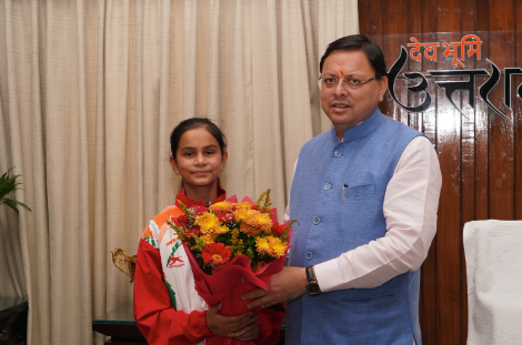 मुख्यमंत्री श्री पुष्कर सिंह धामी से मुख्यमंत्री कैम्प कार्यालय में युवा मुक्केबाज दीपाली थापा ने भेंट की।